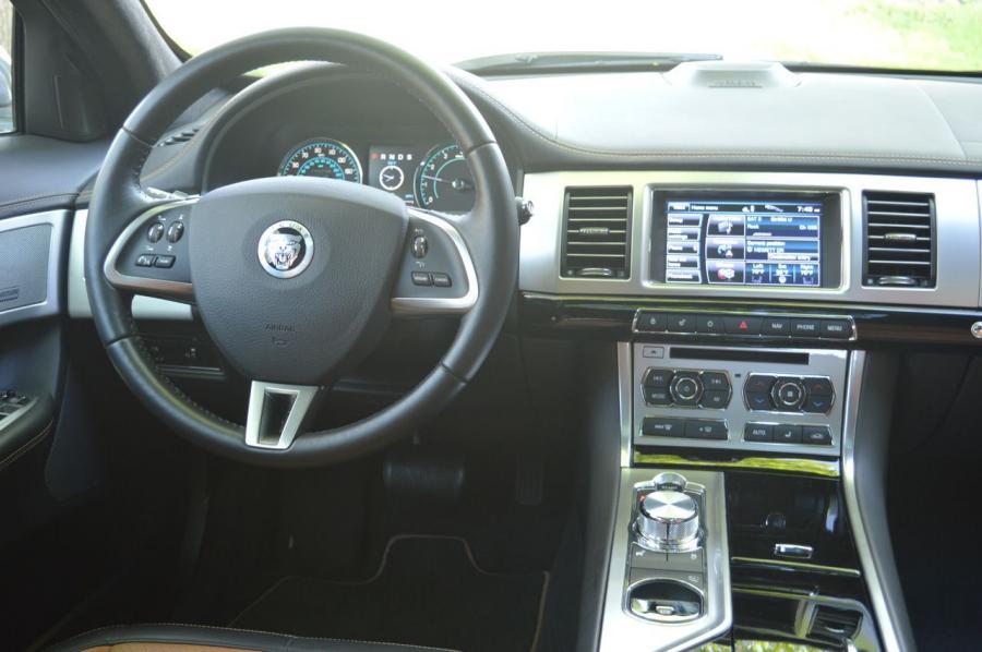  Jaguar XF 2 0T 2013 года  (фото 13 из 26)